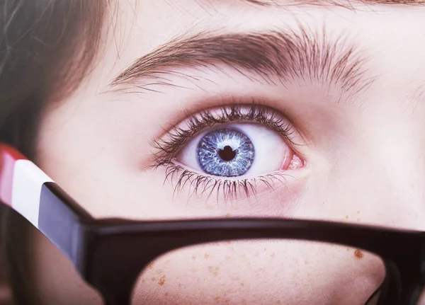 Porträt eines Jungen mit Brille in der Nähe, Makro-Studioaufnahme — Stockfoto