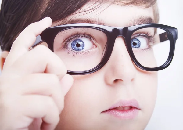 Retrato de um menino usando óculos perto, macro estúdio tiro — Fotografia de Stock