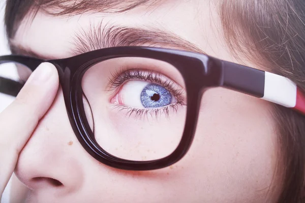 Porträt eines Jungen mit Brille in der Nähe, Makro-Studioaufnahme — Stockfoto