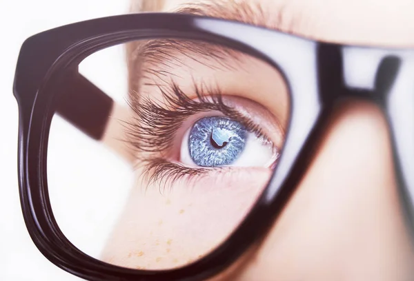 Gözlük mavi gözleri giyen bir çocuk portresi kapatın, makro stud