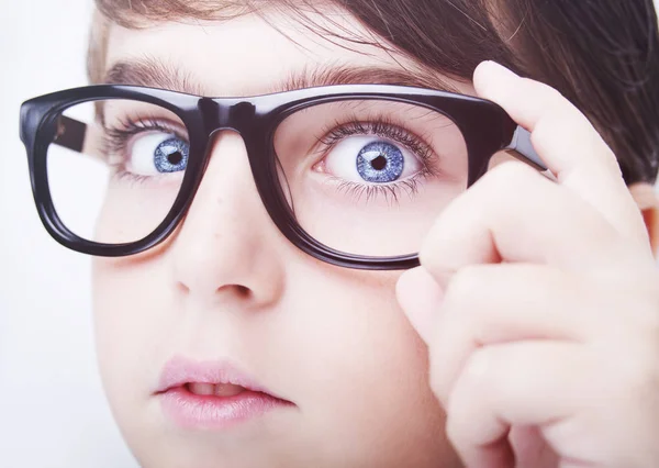 Ritratto di un ragazzo con gli occhiali vicino, macrostudio girato — Foto Stock