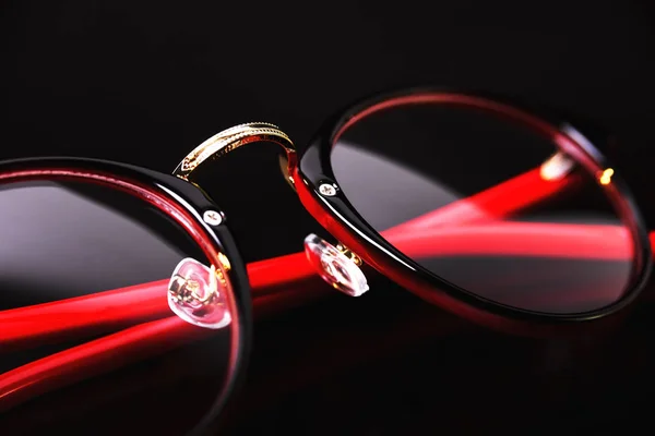 Mode rote schwarze Brille isoliert auf schwarzem Hintergrund — Stockfoto