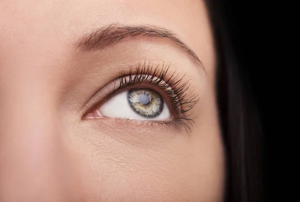 Ein schöner, aufschlussreicher Blick in die Augen der Frau. Nahaufnahme — Stockfoto