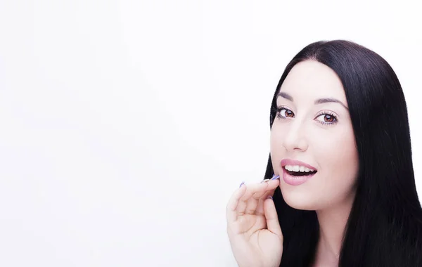 Hermosa mujer sonriendo cara primer plano estudio sobre fondo blanco — Foto de Stock