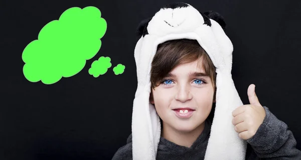 英俊的男孩在给大拇指与空思想泡泡的熊猫帽子 — 图库照片