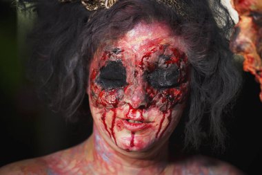 Tel Aviv, İsrail - 11 Şubat 2017: İnsanlar bir sokakta bir zombi geçit Tel Aviv'deki bir zombi yürüyüş sırasında kılığında