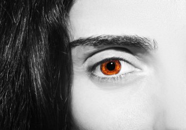 Güzel bir anlayışlı kadın bakışı. Yakın çekim.