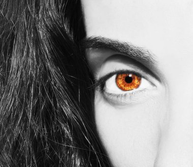 Güzel bir anlayışlı kadın bakışı. Yakın çekim.