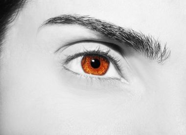 Güzel bir anlayışlı kadın bakışı. Yakın çekim.