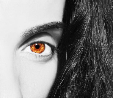 Güzel bir anlayışlı kadın bakışı. Yakın çekim.