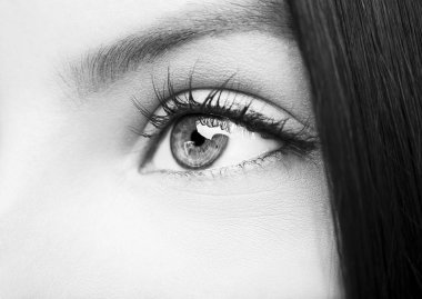 Güzel, anlayışlı, mavi gözlü kadın.