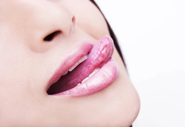 美しい女性漏れ歯舌をクローズ アップ — ストック写真