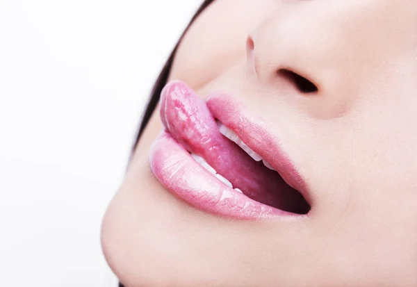 Mulher bonita vazando dentes com língua de perto — Fotografia de Stock
