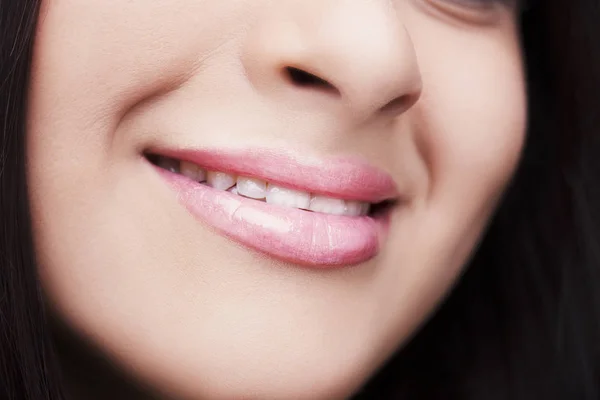 Sexy meisje mond close-up. Schoonheid jonge vrouw glimlach. Natuurlijke pruim — Stockfoto