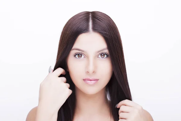 Hermosa cara de mujer primer plano estudio sobre fondo blanco. — Foto de Stock