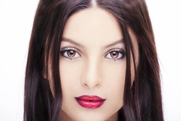 Mladá krásná žena s jasným make-up na bílém pozadí — Stock fotografie