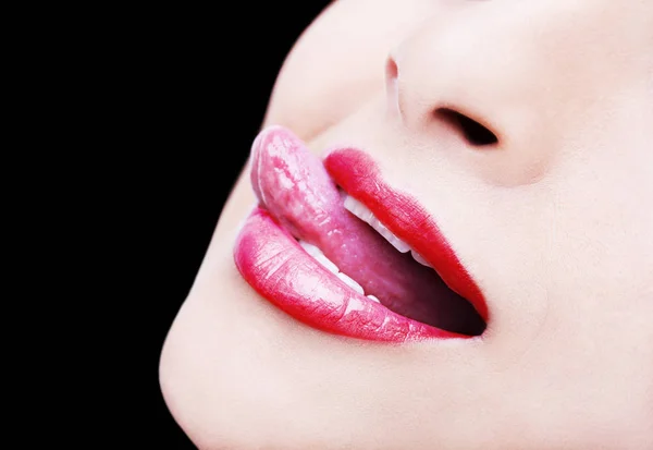 Hermosa mujer goteando dientes con la lengua de cerca — Foto de Stock