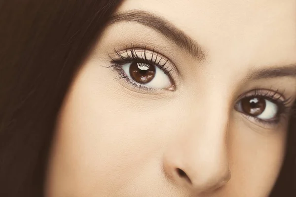 Hermosa mirada perspicaz ojos de mujer marrón — Foto de Stock