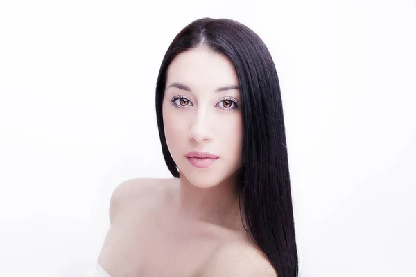Hermosa cara de mujer primer plano estudio sobre fondo blanco — Foto de Stock
