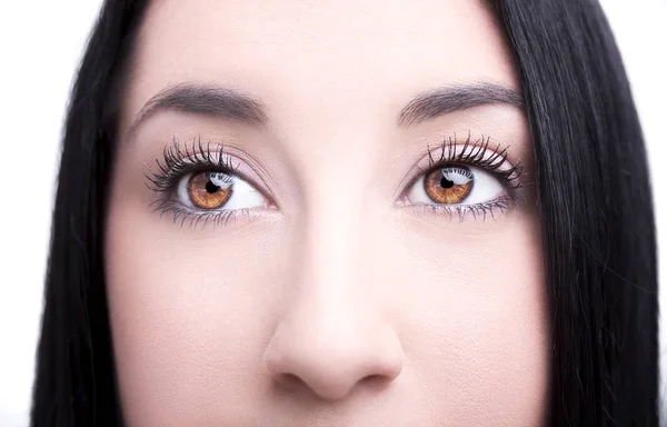 Hermosa mirada perspicaz ojos de mujer marrón — Foto de Stock