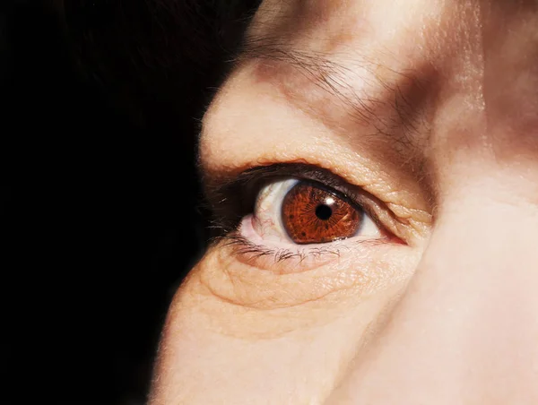 A beautiful insightful look woman's eye. Close up shot — Stock Photo, Image