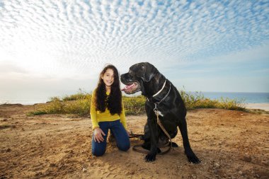 Küçük kız evde beslenen hayvan köpeğiyle oynuyor