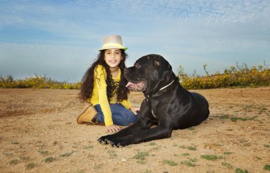Küçük kız evde beslenen hayvan köpeğiyle oynuyor