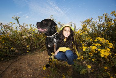 Küçük kız evde beslenen hayvan köpeğiyle oynuyor