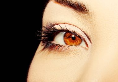 Güzel bir anlayışlı kadın bakışı. Yakın çekim.