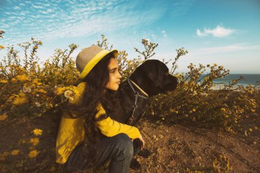 Küçük kız evde beslenen hayvan köpeğiyle oynuyor