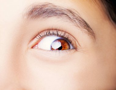 Güzel, anlayışlı bir bakış. Yakın çekim.