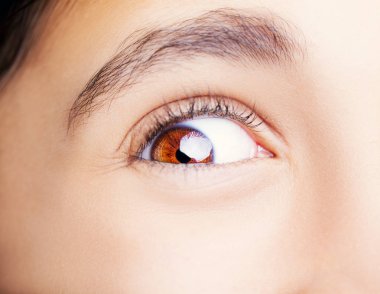 Güzel, anlayışlı bir bakış. Yakın çekim.