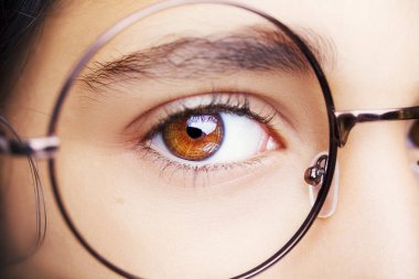 Gözlük takan güzel bir genç kızın görüntüsü. Yakın çekim.