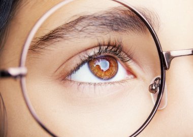 Gözlük takan güzel bir genç kızın görüntüsü. Yakın çekim.