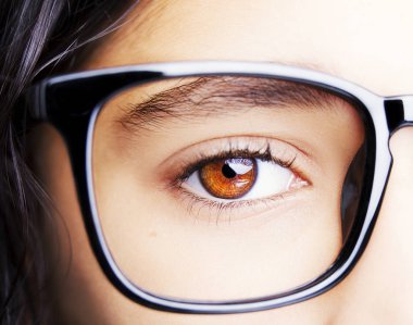 Gözlük takan güzel bir genç kızın görüntüsü. Yakın çekim.