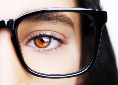 Gözlük takan güzel bir genç kızın görüntüsü. Yakın çekim.