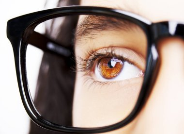 Gözlük takan güzel bir genç kızın görüntüsü. Yakın çekim.