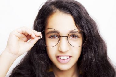 Görüntü güzel bir Afrika genç kızın gözlüklü.