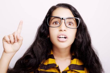 Görüntü güzel bir Afrika genç kızın gözlüklü.