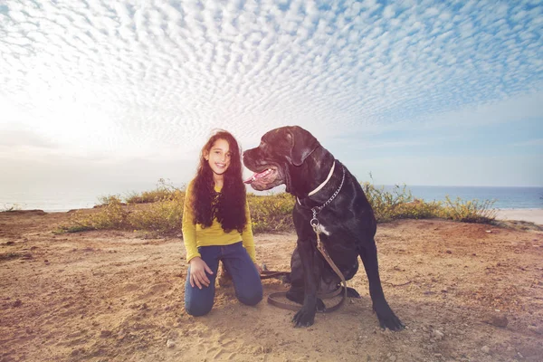 Menina brincando com seu cão de estimação — Fotografia de Stock