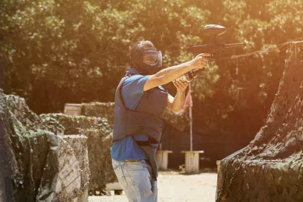 Cara com uma arma de paintball, esportes radicais — Fotografia de Stock