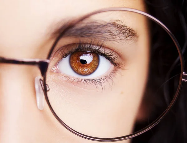 Bild eines schönen jungen Mädchens mit Brille. Nahaufnahme — Stockfoto