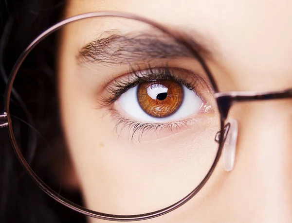 Imagen de una hermosa joven con gafas. Primer plano. —  Fotos de Stock