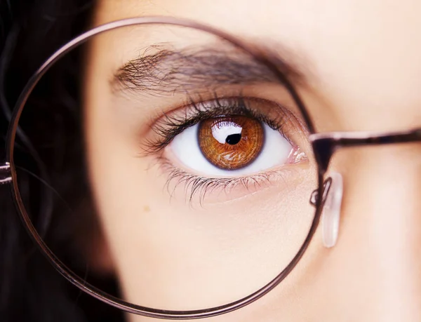 Bild eines schönen jungen Mädchens mit Brille. Nahaufnahme — Stockfoto