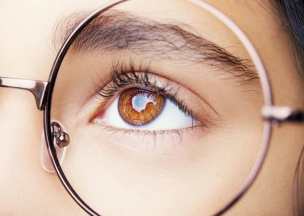 Bild eines schönen jungen Mädchens mit Brille. Nahaufnahme — Stockfoto