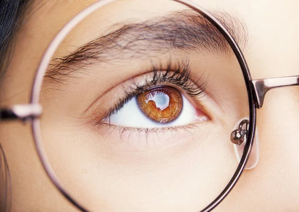 Gözlük takan güzel bir genç kızın görüntüsü. Yakın çekim.