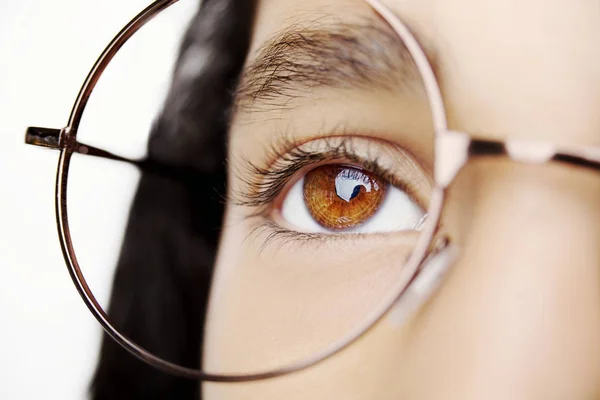 Bild eines schönen jungen Mädchens mit Brille. Nahaufnahme — Stockfoto