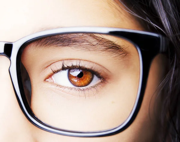 Gözlük takan güzel bir genç kızın görüntüsü. Yakın çekim.