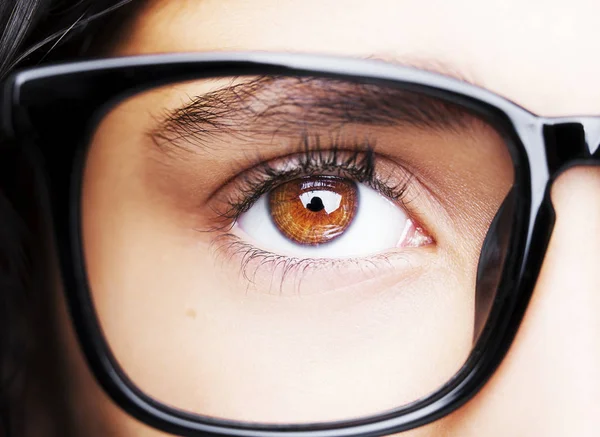Gözlük Takan Güzel Bir Genç Kızın Görüntüsü Yakın Çekim — Stok fotoğraf