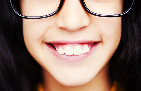 Bild eines schönen jungen Mädchens mit Brille. Nahaufnahme — Stockfoto